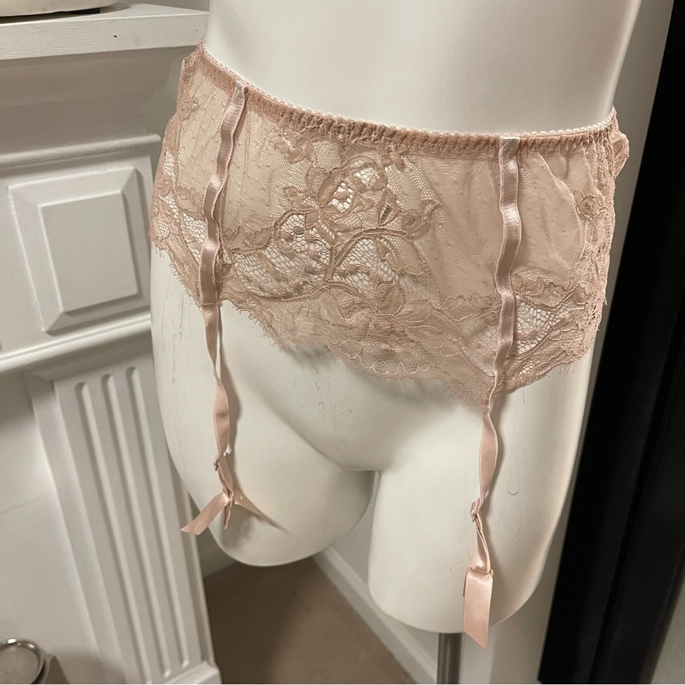 Fleur of ENGLAND naked garter belt